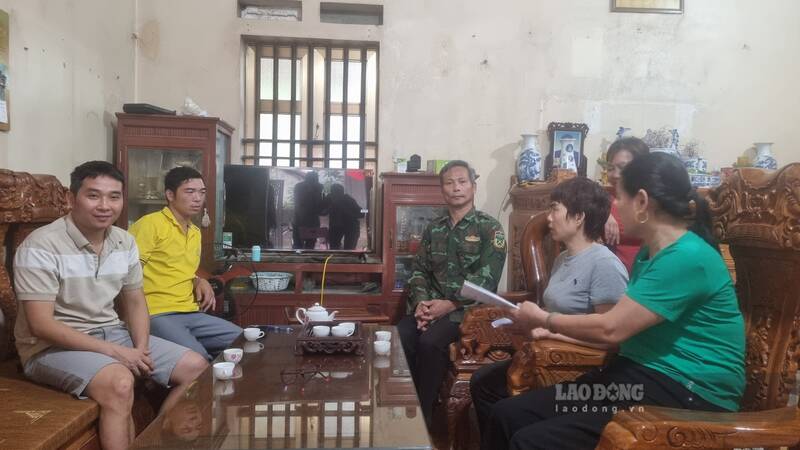 Parents in Thai Nguyen accuse food for students of having abnormal signs. Photo: Viet Bac