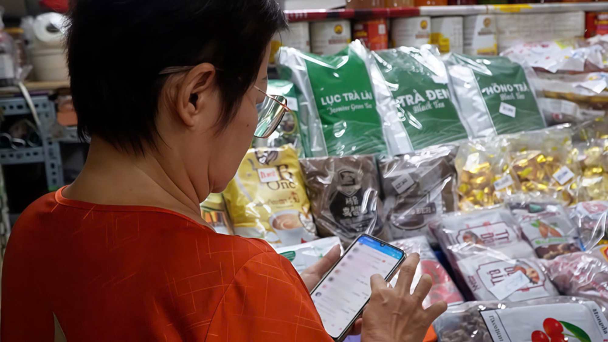 Technology is gradually being used by small traders in store operations. Photo: Hao Thien