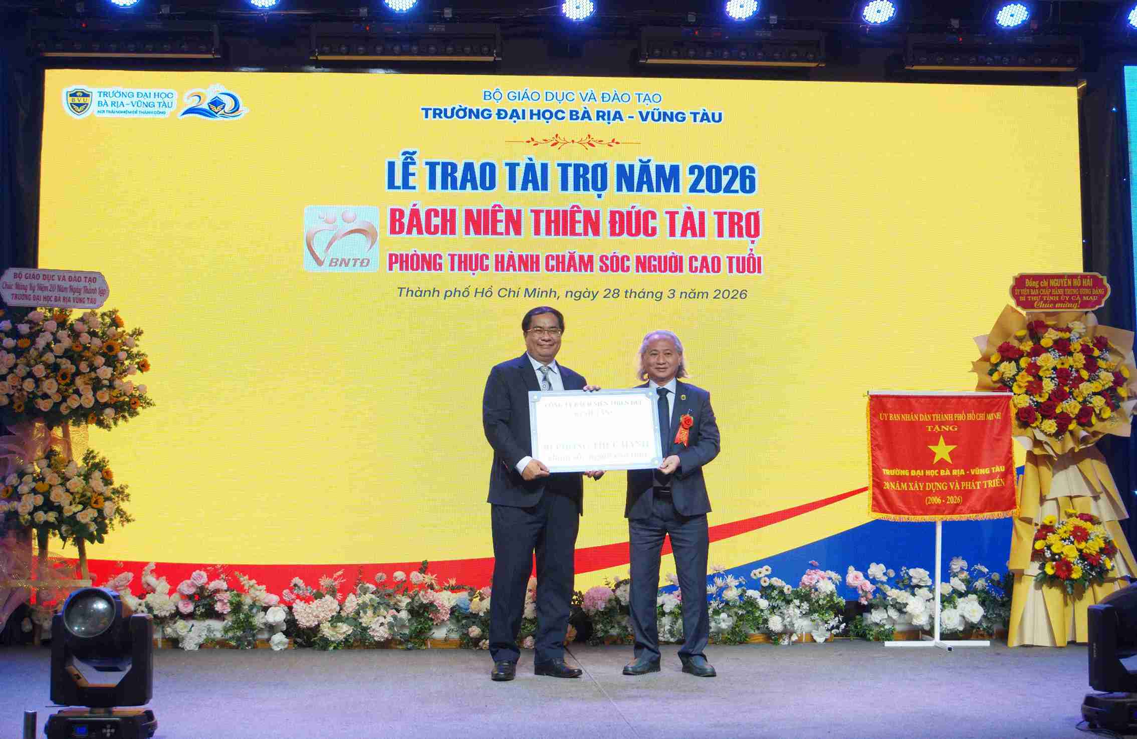 TS. Lê Quang Thành - Phó Hiệu trưởng BVU tiếp nhận học bổng và tài trợ từ các Doanh nghiệp đối tác. Ảnh: Bình Quý