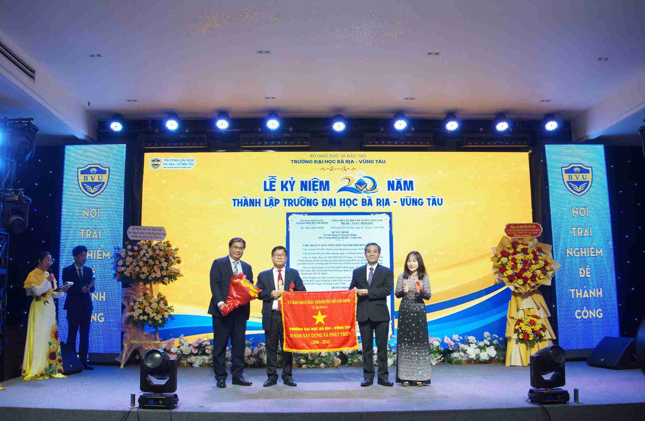 Representatives of the People's Committee of Ho Chi Minh City present the Traditional Flag to the teaching staff of Bai Ria - Vung Tau University. Photo: Binh Quy