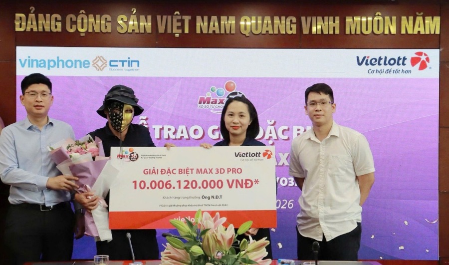 Mr. N.D. T receives the Max3D Pro Special Prize with a prize value of over 10 billion VND. Photo: Vietlott