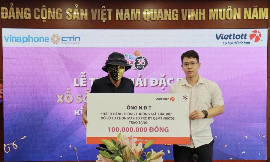 Ông N.Đ.T ủng hộ 100 triệu đồng cho các hoạt động an sinh xã hội thông qua Quỹ Tâm Tài Việt. Ảnh: Vietlott