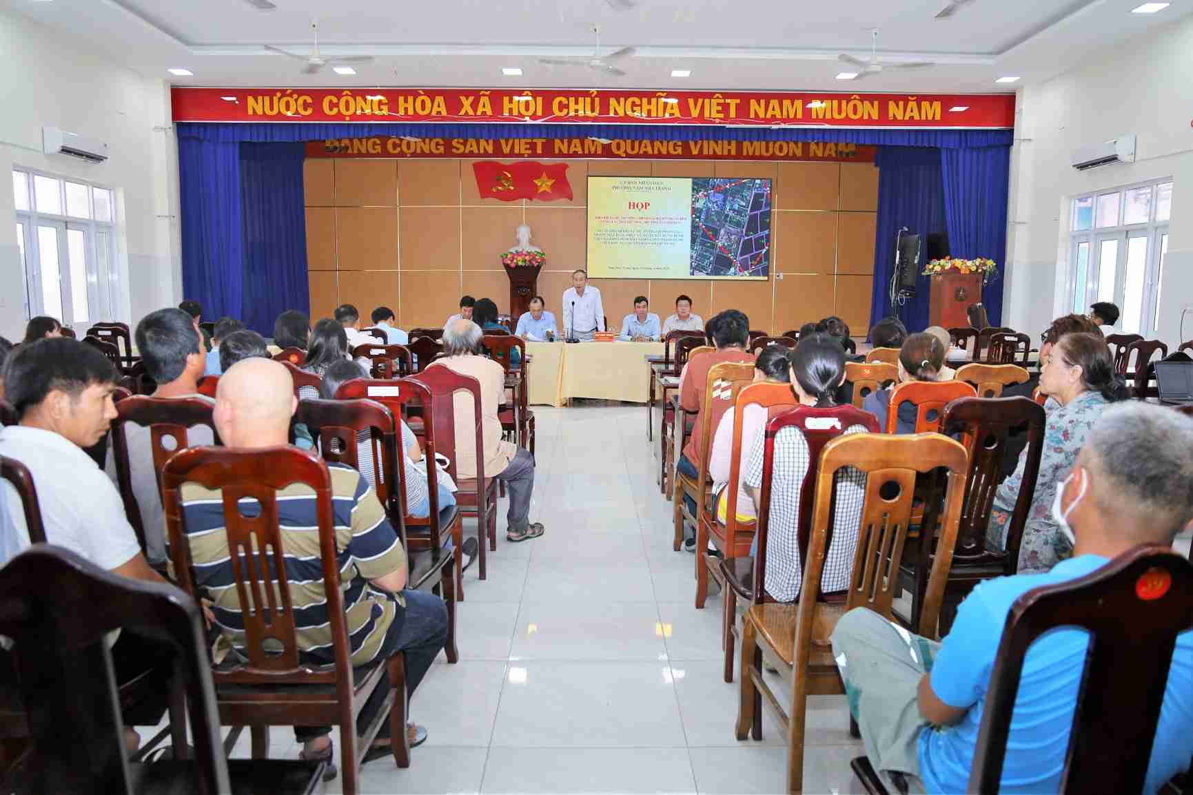 The locality organizes a people's meeting to listen to the thoughts and aspirations of the people before implementing the 4,450 billion VND hospital project. Photo: Minh Khue