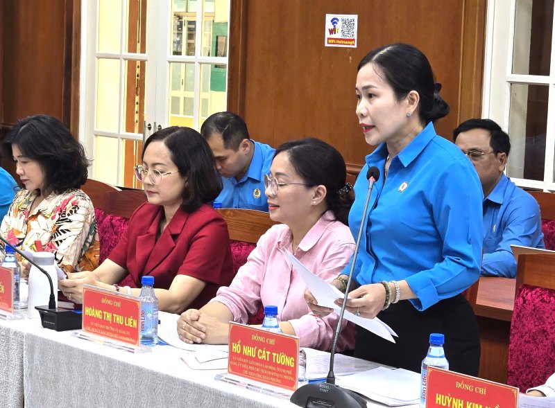 Bà Hồ Như Cát Tường - Chủ tịch Công đoàn phường Sài Gòn - báo cáo với đoàn khảo sát của Tổng LĐLĐ Việt Nam. Ảnh: Anh Tú