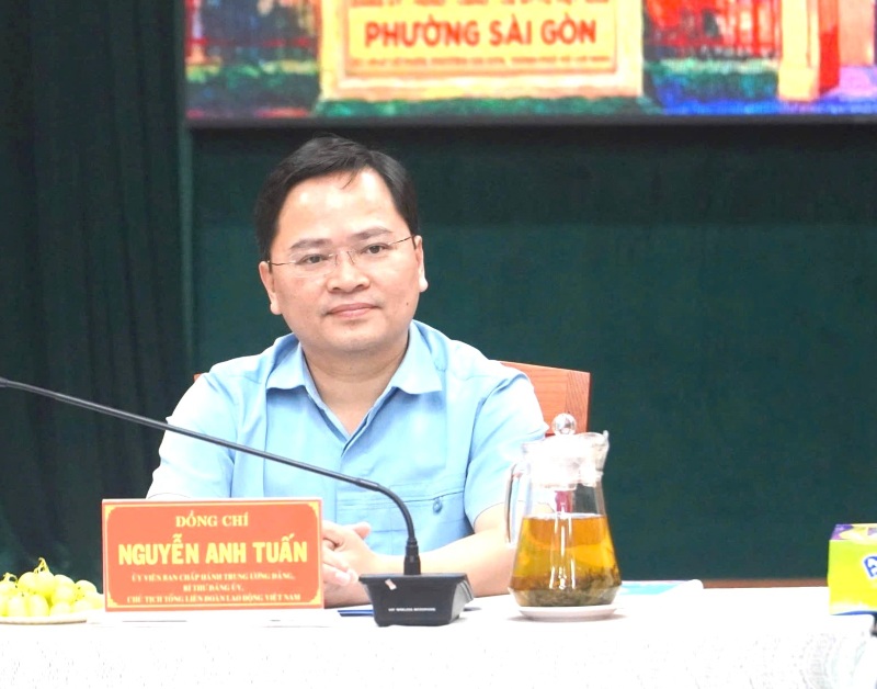 Chairman of the Vietnam General Confederation of Labor Nguyen Anh Tuan chairs the survey of activities at Saigon Ward Trade Union. Photo: Anh Tu