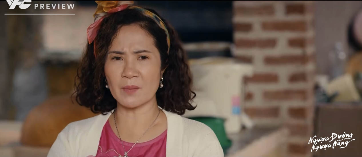 Bà Diện cho rằng Mai cố tình săm soi xưởng hương nhà mình trong tập 1 “Ngược đường ngược nắng“. Ảnh: VFC. 
