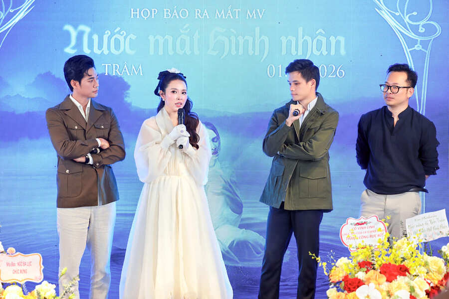 Bao Tram and the crew introduce the MV "Nuoc mat hinh nhan", marking the female singer's return to music. Photo: Character provided