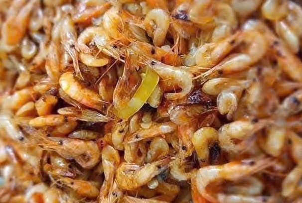 Housewives can prepare many dishes from shrimp for their families as an effective way to supplement calcium. Photo: Kieu Vu