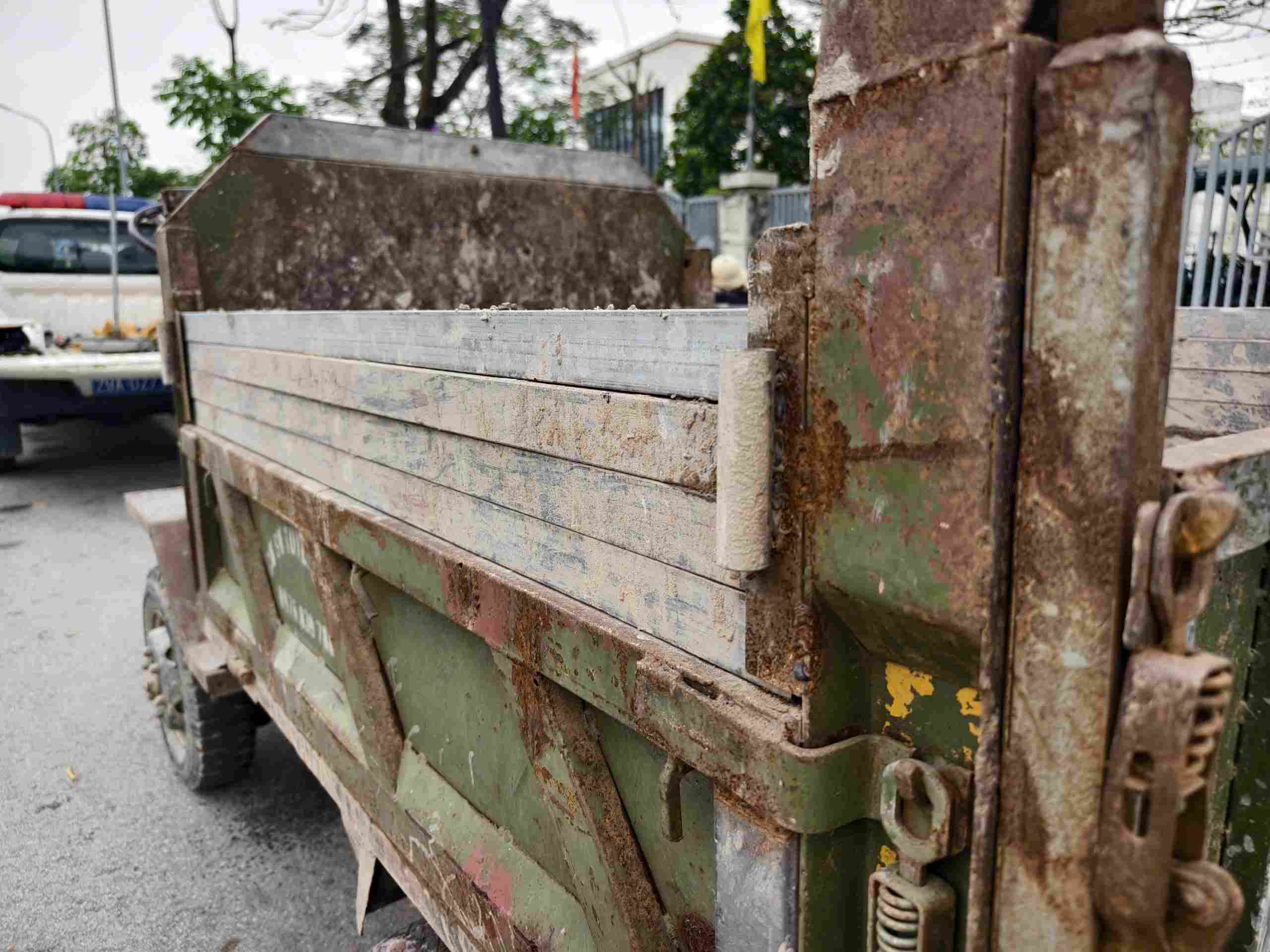 Xe tự chế và tài xế còn cơi nới thêm thành thùng để chở được nhiều hàng hóa hơn. Ảnh: Tiến Ngô