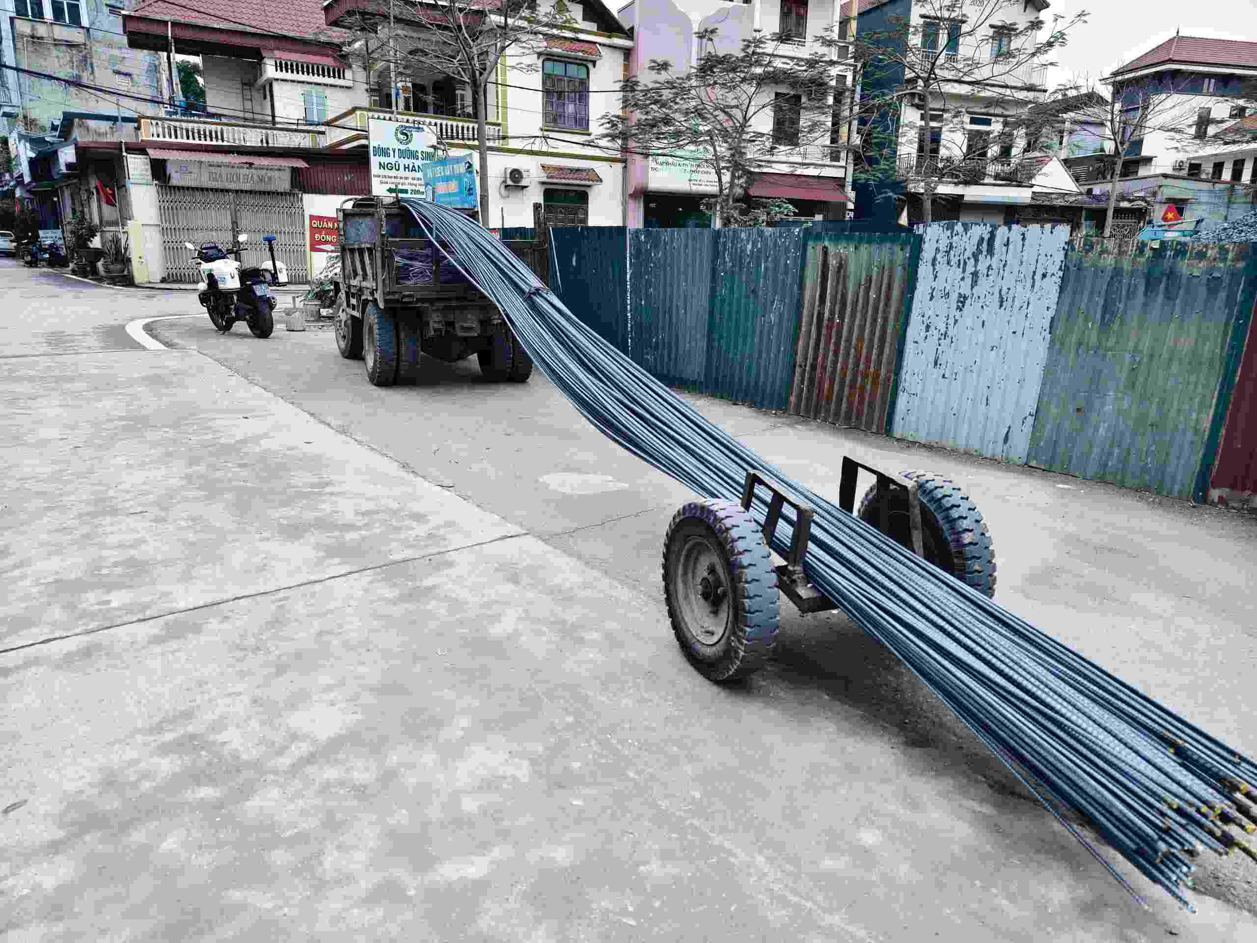 Những bó sắt thép dài hàng chục mét được chở trên xe tự chế. Ảnh: Tiến Ngô
