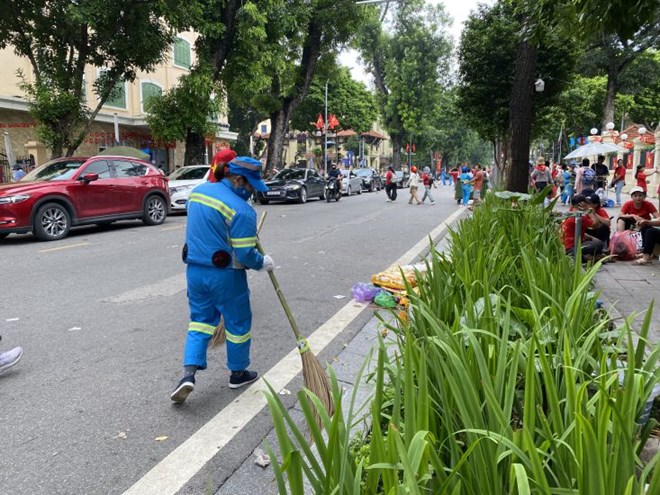 Workers cleaning Hanoi streets. Photo: Thuy Linh