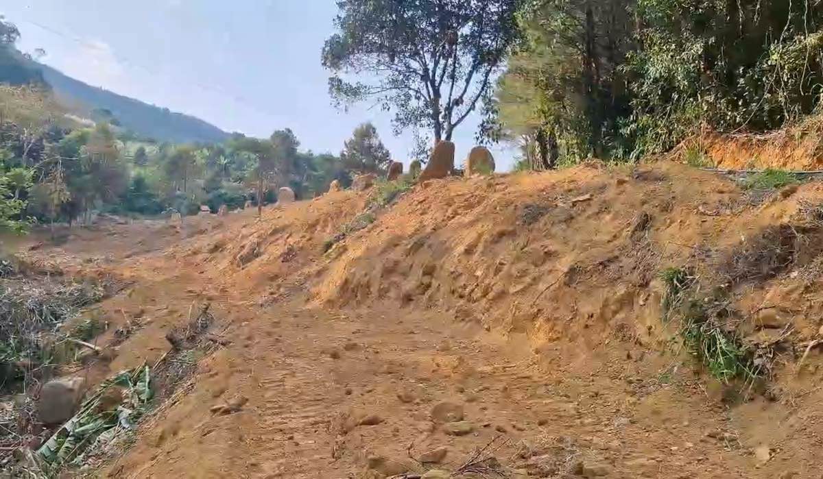 バオロク峠での丘の整地、自然の小川の侵食事件を解明する