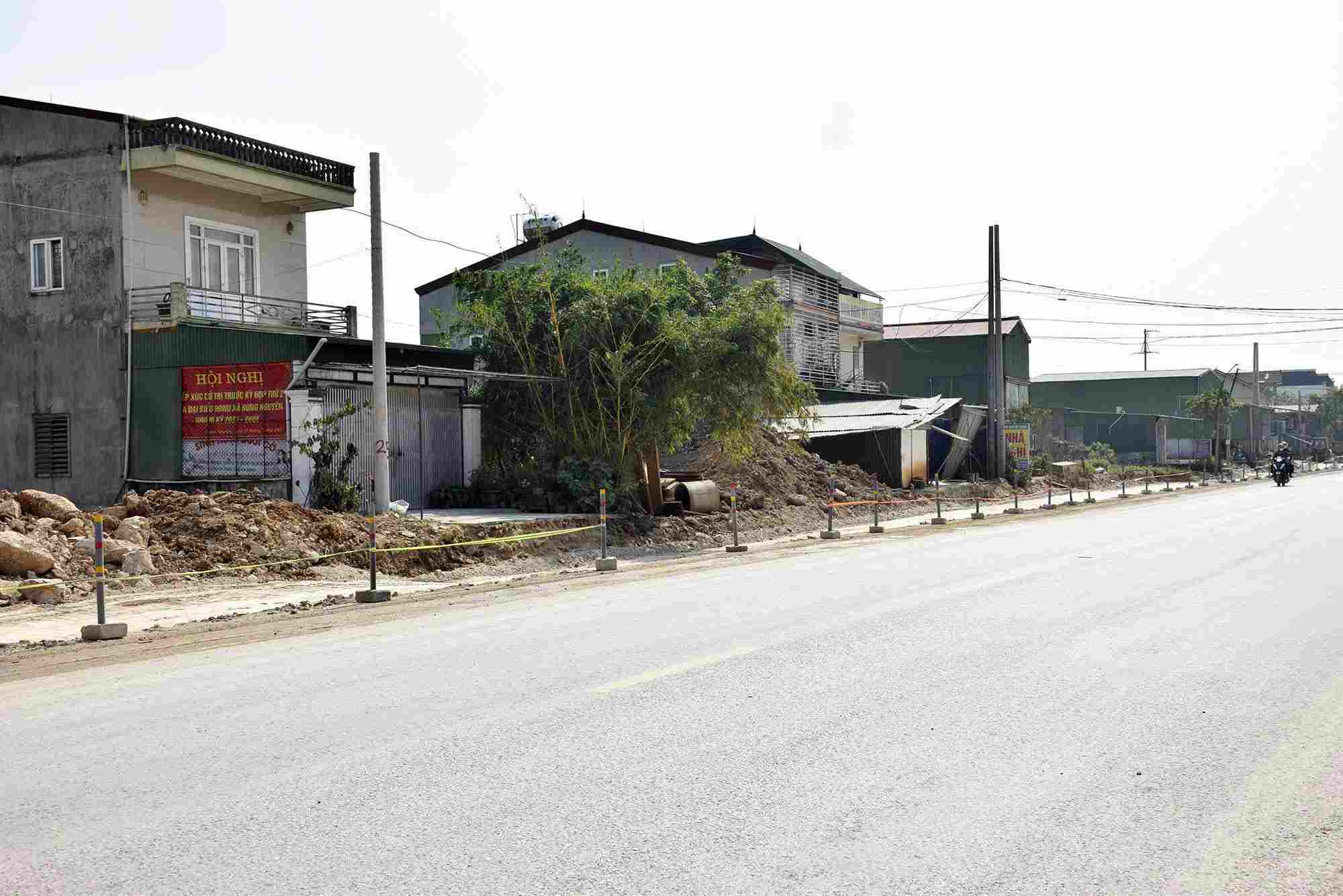 ヴィン-ナムダン区間の国道46号線改修・拡張プロジェクトは、用地取得の問題により遅延しています。写真:ファン・クイン