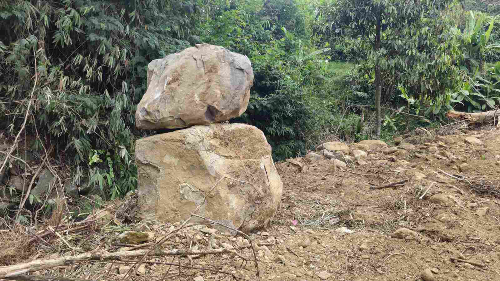 Những khối đá tự nhiên tại khu vực này được người vi phạm sử dụng để tạo cảnh quan sau khi san gạt, lấn chiếm. Ảnh: Phúc Khánh 