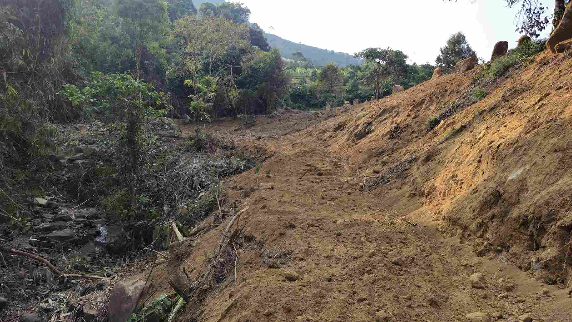 Hiện trường cho thấy, hoạt động san gạt, đào múc và lấn suối tại đèo Bảo Lộc không thể diễn ra trong thời gian ngắn. Ảnh: Phúc Khánh 