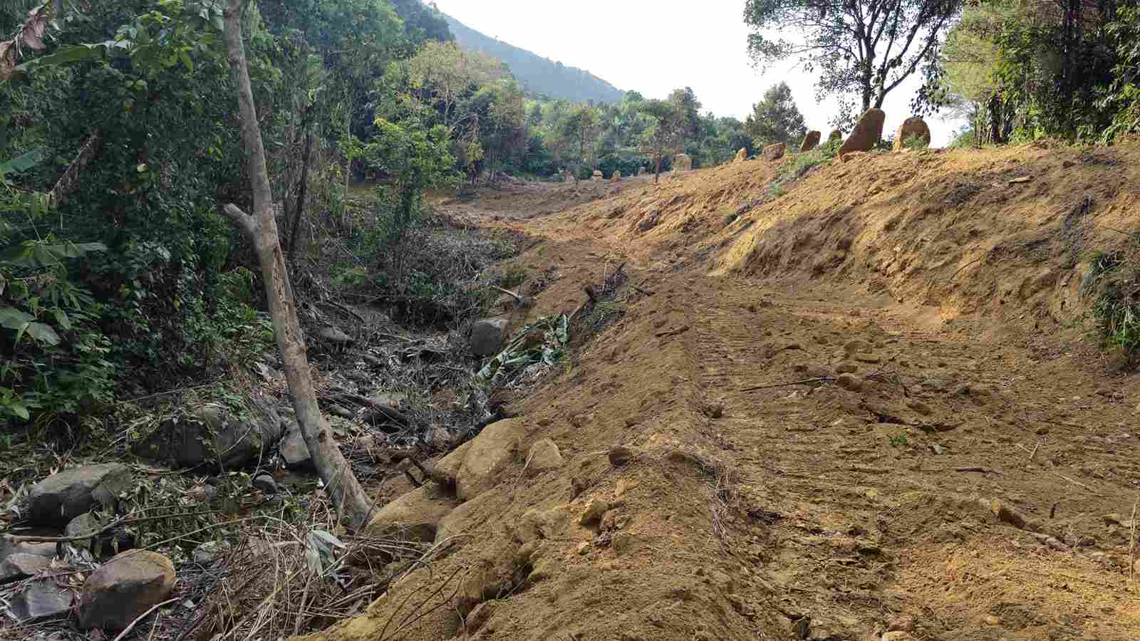 Dòng suối tự nhiên trên đèo Bảo Lộc bị lấn chiếm, vùi lấp trong quá trình san gạt. Ảnh: Phúc Khánh 