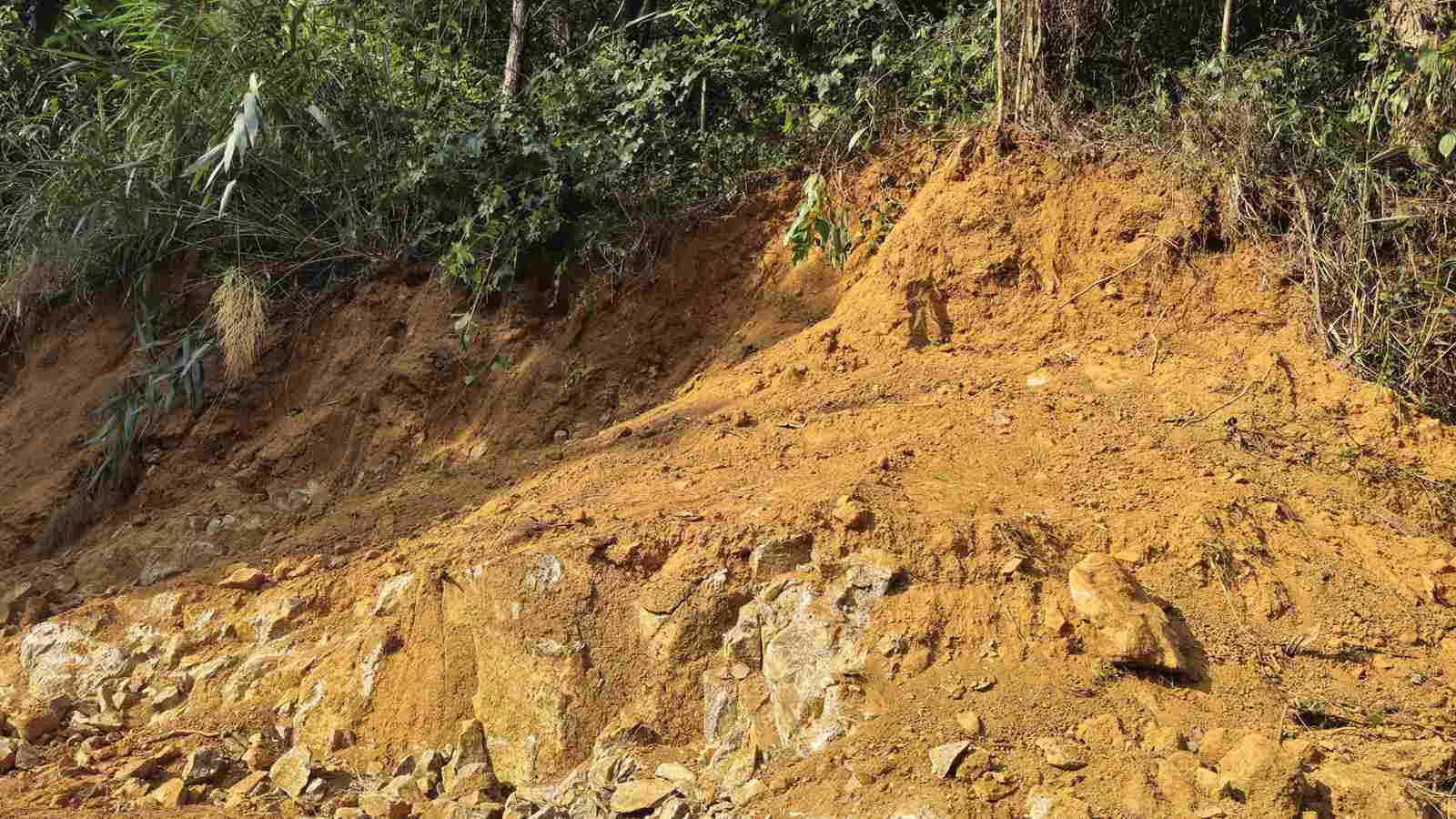 Một khối đá lớn bị tác động trong quá trình người vi phạm mở đường vào khu vực san gạt. Ảnh: Phúc Khánh 