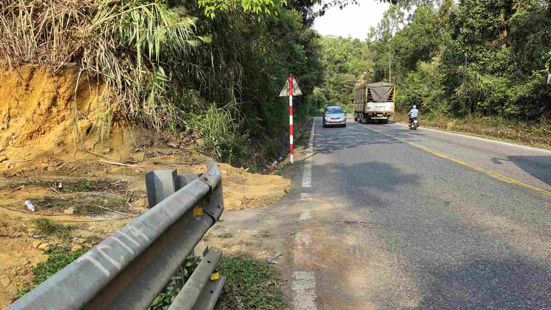 Tại đây còn xảy ra tình trạng mở đường trên đất lâm nghiệp nối với đường đèo Bảo Lộc (Quốc lộ 20). Ảnh: Phúc Khánh 