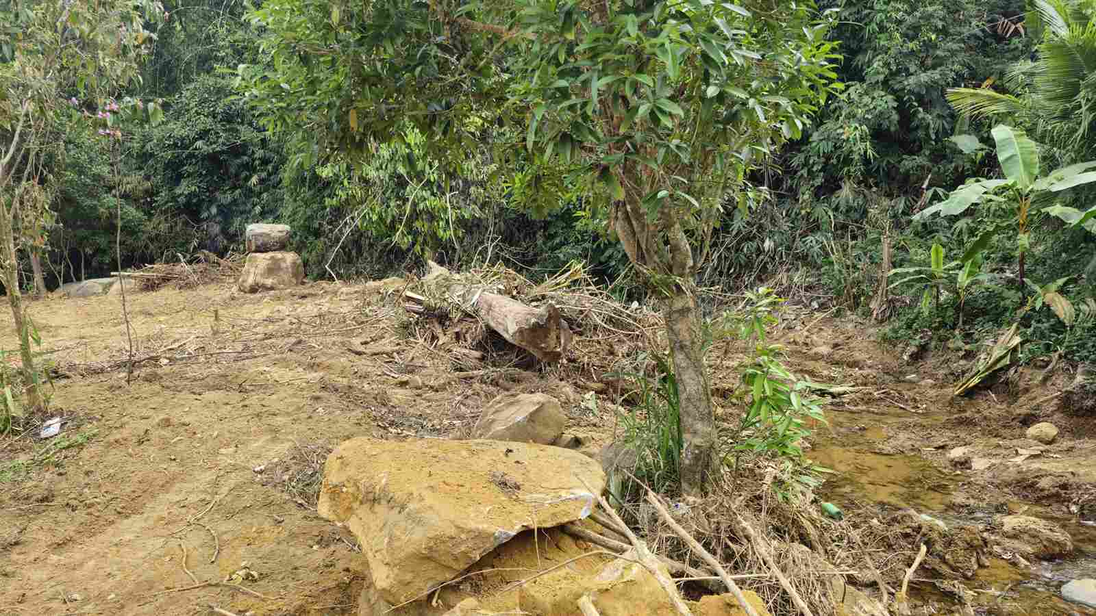 Dòng suối bị lấn chiếm bóp ghẹt dòng chảy do hoạt động san gạt. Ảnh: Phúc Khánh 