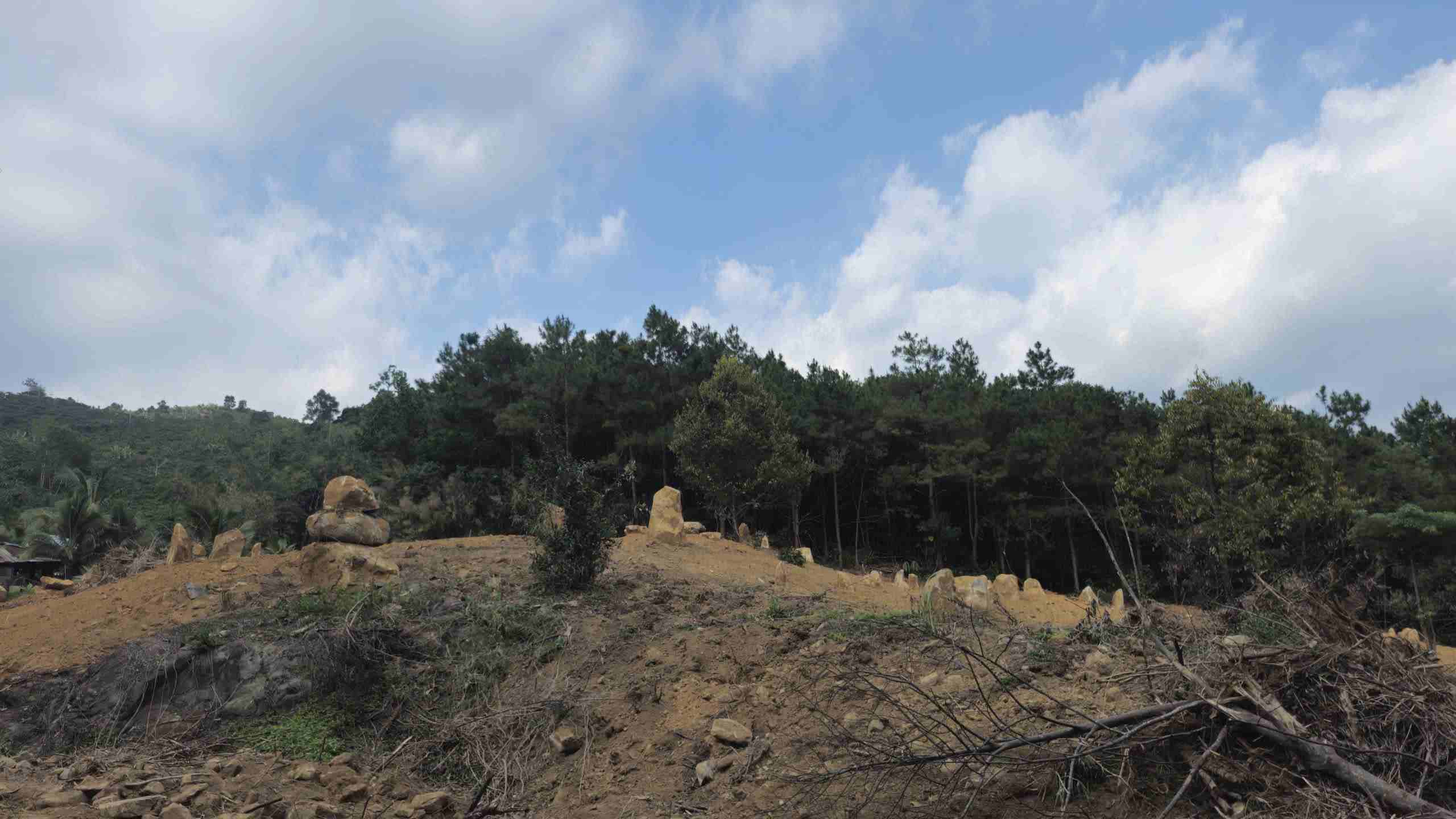 Quả đồi bị san gạt, đào múc lấn chiếm trên khu vực đèo Bảo Lộc. Ảnh: Phúc Khánh  