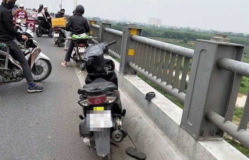 La moto soupçonnée d'être celle laissée par l'homme avant de tomber du pont Vinh Tuy et de mourir. Photo: Thach Moc
