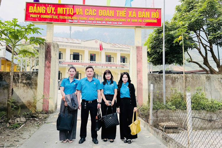 Công đoàn phường Sa Pa làm việc với các đơn vị về công tác phát triển đoàn viên, thành lập công đoàn cơ sở. Ảnh: Lý Hà