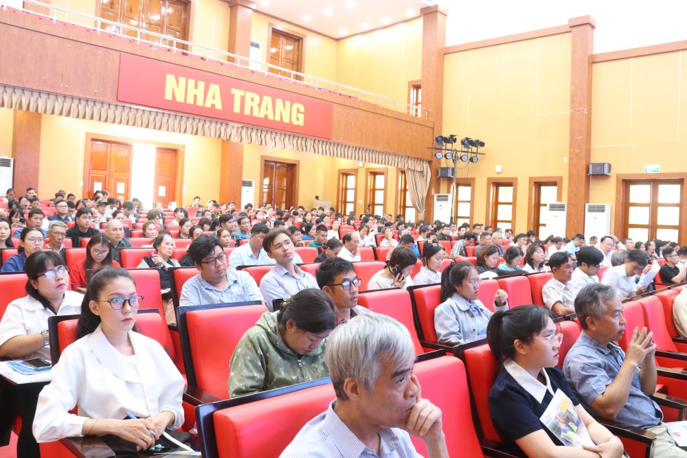 Đại diện các cơ sở kinh doanh, đơn vị, doanh nghiệp trên địa bàn 3 phường của Khánh Hòa tham gia tập huấn. Ảnh: Phương Linh