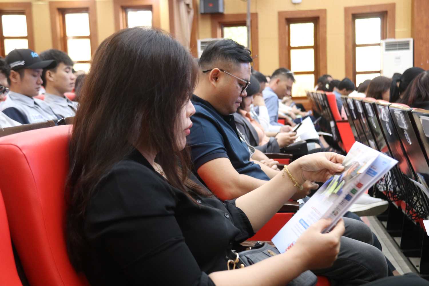 Representantes de empresas, agencias y unidades en 3 distritos de Khanh Hoa reciben orientación sobre el uso de equipos de protección contra incendios de nueva generación. Foto: Phuong Linh
