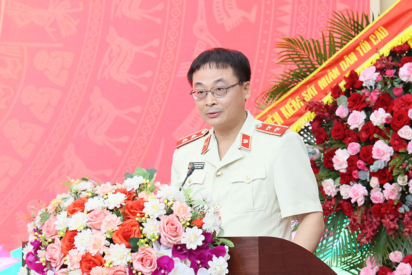 El nuevo Fiscal Jefe de la Fiscalía Popular de la ciudad de Hanoi, Nguyen Hoai Nam, habla después de recibir la decisión de nombramiento. Foto: A.Nguyen