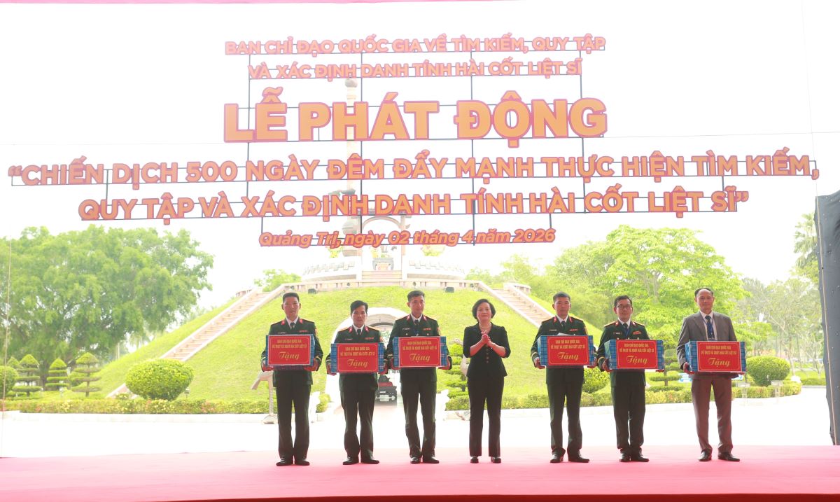Phó Thủ tướng Phạm Thị Thanh Trà trao quà động viên các đơn vị tham gia công tác quy tập, tìm kiếm hài cốt liệt sĩ. Ảnh: Hưng Thơ