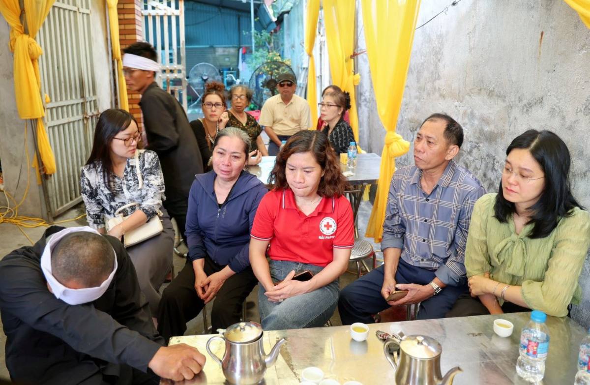 Hai Phong City Red Cross Society visits and supports families of victims of the raft overturning in Co To, residing in Nam Trieu ward. Photo: Hong Nhung