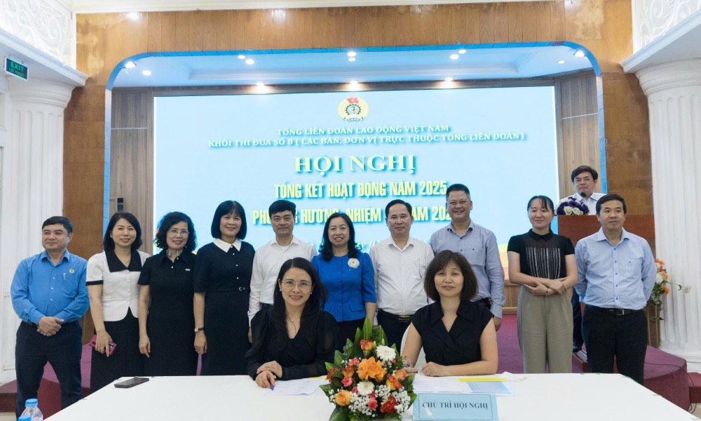 Standing Vice President of the Vietnam General Confederation of Labor Thai Thu Xuong witnesses units in Emulation Block No. 8 signing emulation agreements for 2026. Photo: GMS