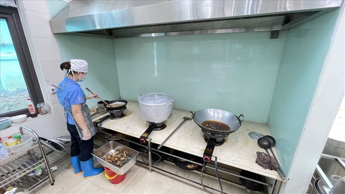Sudden inspection of collective kitchens and food service establishments in Hanoi and Ninh Binh. Illustrative photo: Ha Anh