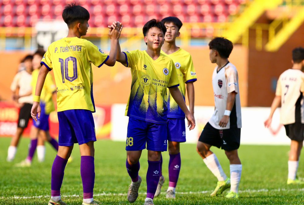 U15 Hanoi I temporarily leads Group C after a resounding victory over Becamex U15 TPHCM. Photo: VFF