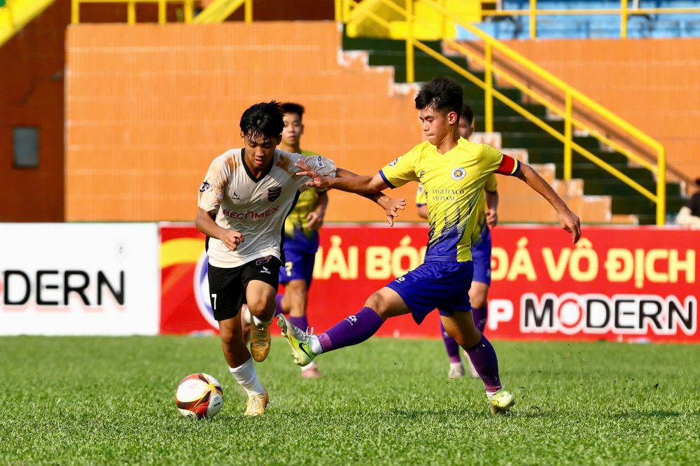 U15 Becamex TPHCM nỗ lực bất thành trước U15 Hà Nội I. Ảnh: VFF