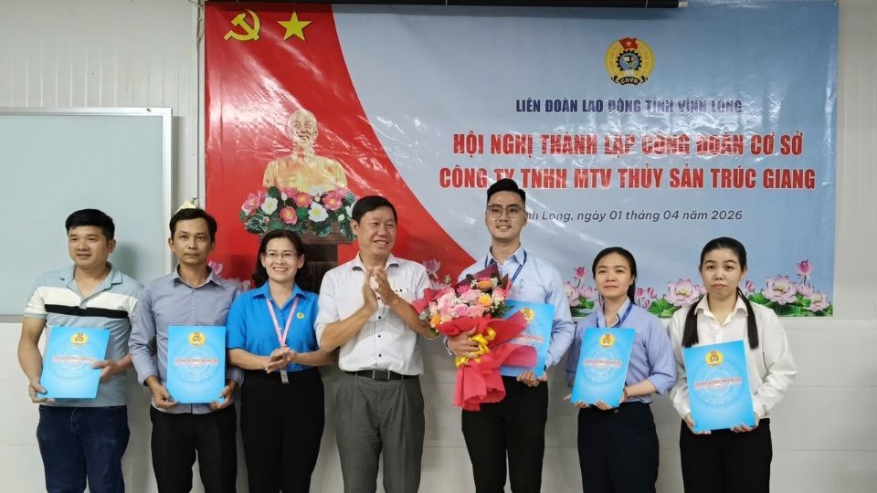 Handing over the decision to establish the grassroots Trade Union and presenting flowers to congratulate the Executive Committee of Phuc Thinh stuffed animals Co., Ltd. Photo: Hoang Loc