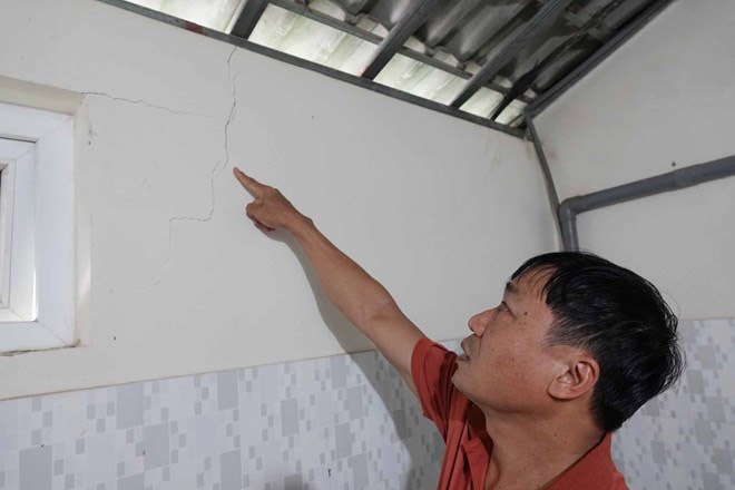Ha Tinh Provincial People's Committee requests complete compensation for cracked houses due to the impact of the construction of upgrading and renovating National Highway 8A. Photo: Tran Tuan
