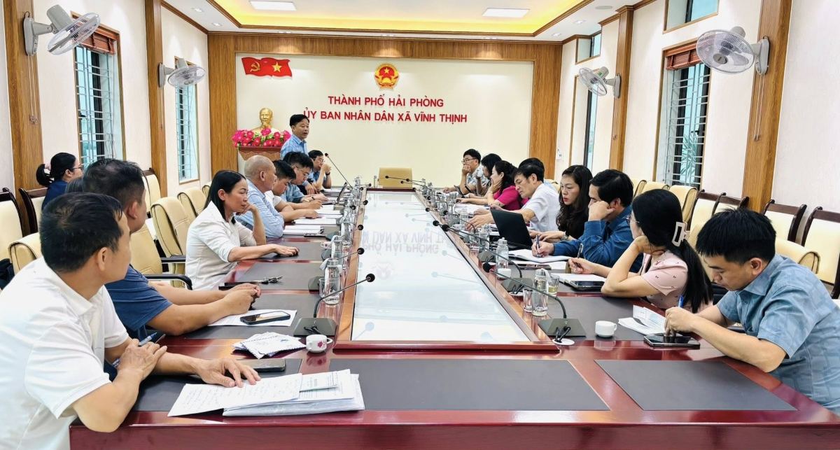 Functional agencies verify reflections on the situation of contaminated domestic water. Photo: Vinh Thinh Commune