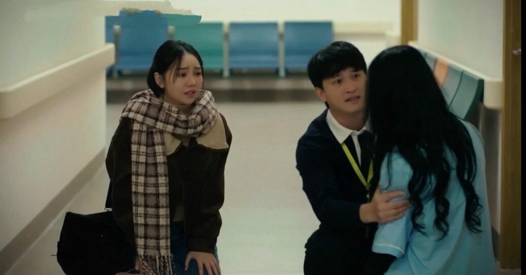 Bà Dung quỳ xuống van xin Thương rời xa con trai mình. Ảnh: VFC