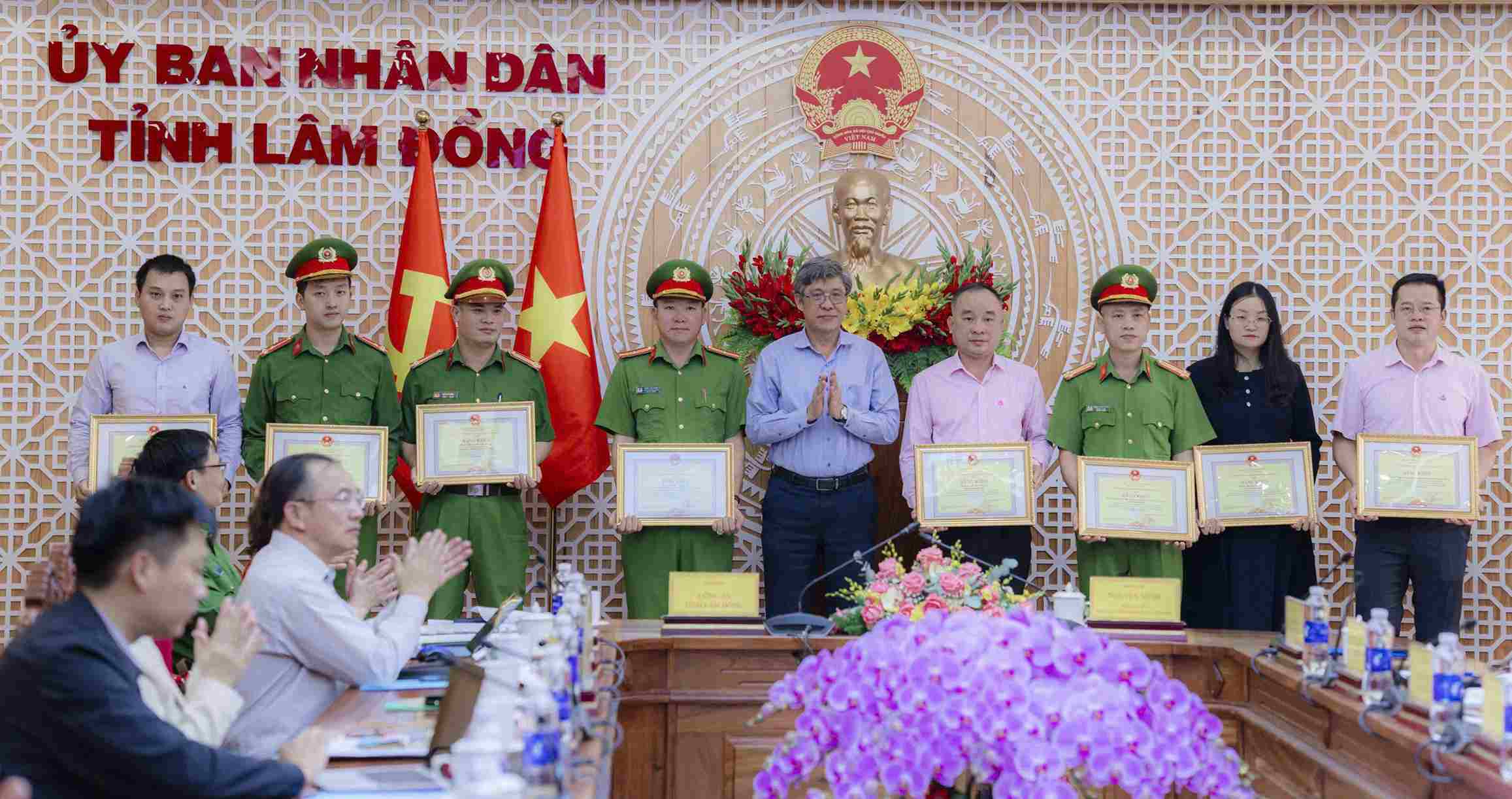 Các tập thể, cá nhân nhận Bằng khen của Chủ tịch UBND tỉnh Lâm Đồng trao tặng. Ảnh: Lê Tiến 