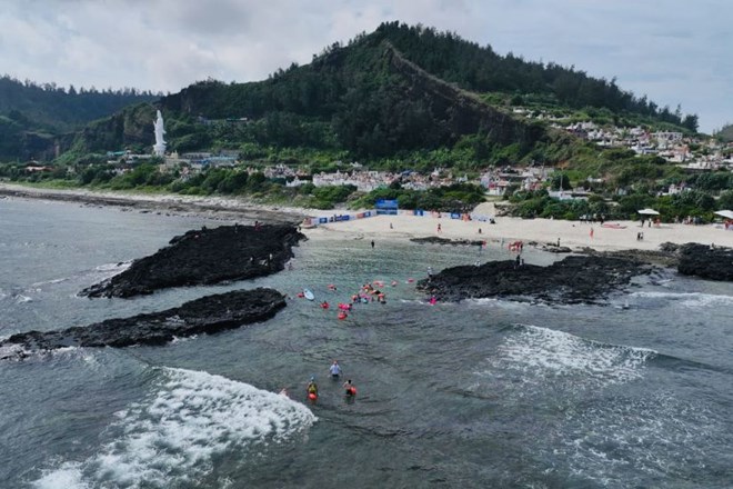 Today's weather forecast helps tourists refer to information before exploring and enjoying outdoor activities. Photo: Viet Anh