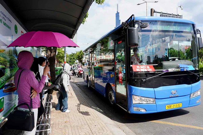 Passengers catching a bus in Ho Chi Minh City. Photo: Nhu Quynh