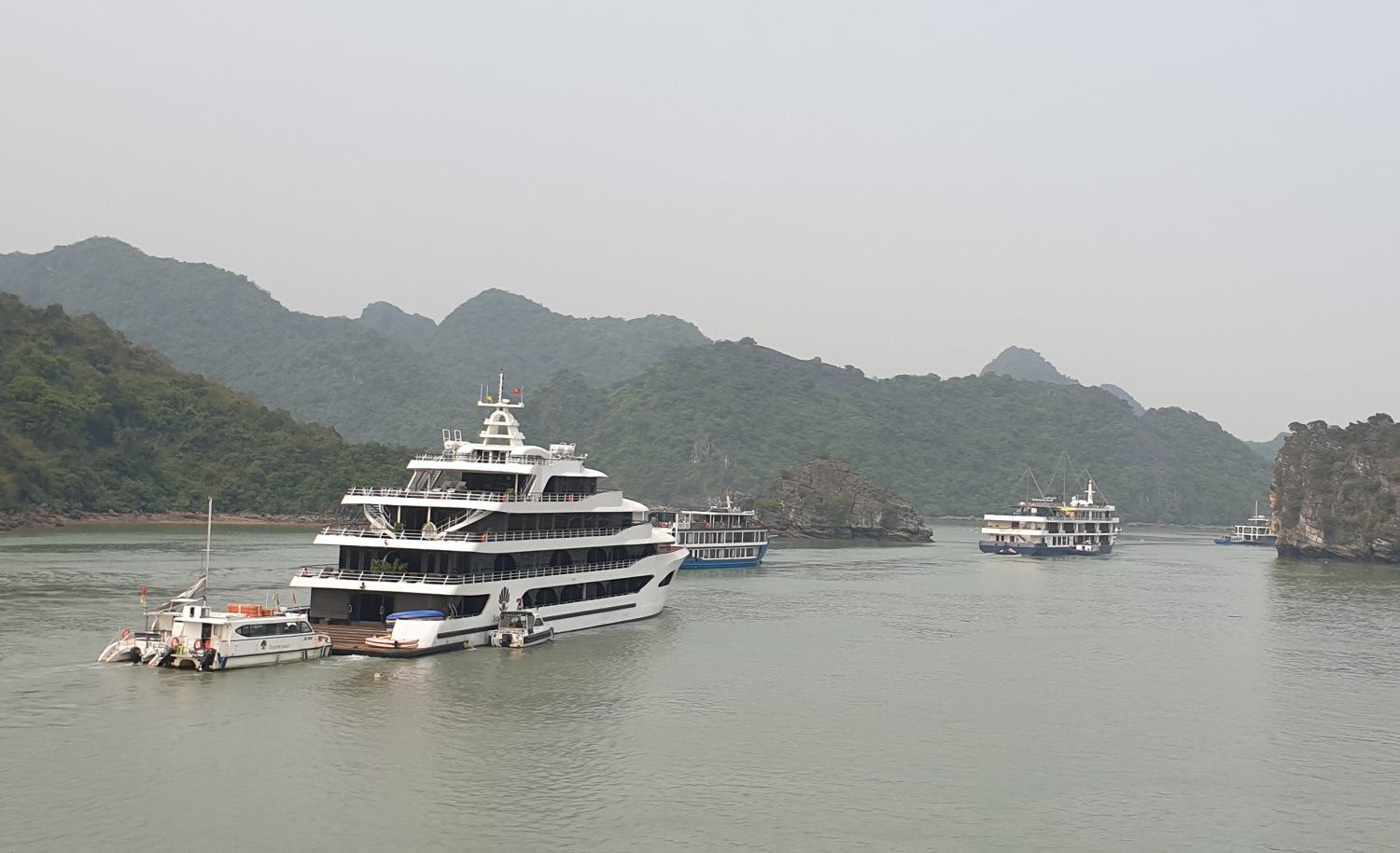 Tàu du lịch trên vịnh Lan Hạ. Ảnh: Nguyễn Hùng