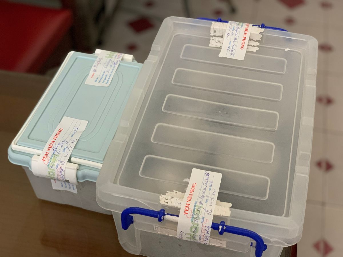 Niêm phong mẫu thức ăn tại phòng y tế Trường Tiểu học Hùng Vương cơ sở 1. Ảnh: Lương Hà