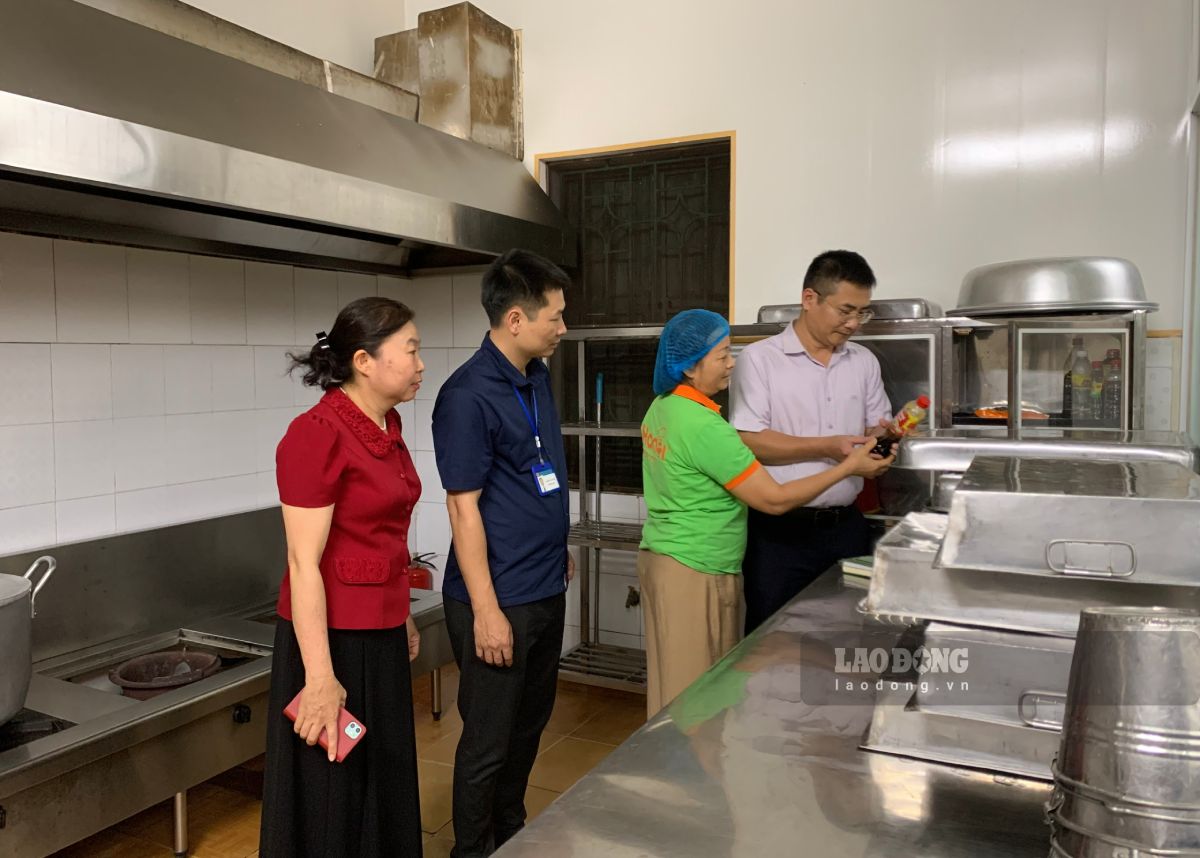 Kiểm khu vực bếp ăn tại Trường Tiểu học Hùng Vương cơ sở 1. Ảnh: Lương Hà