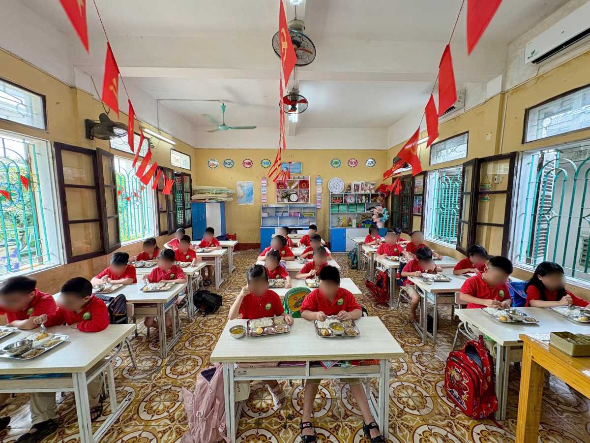 グエン・ヴァン・チョイ小学校の生徒が学校で昼食をとっています。写真:学校提供