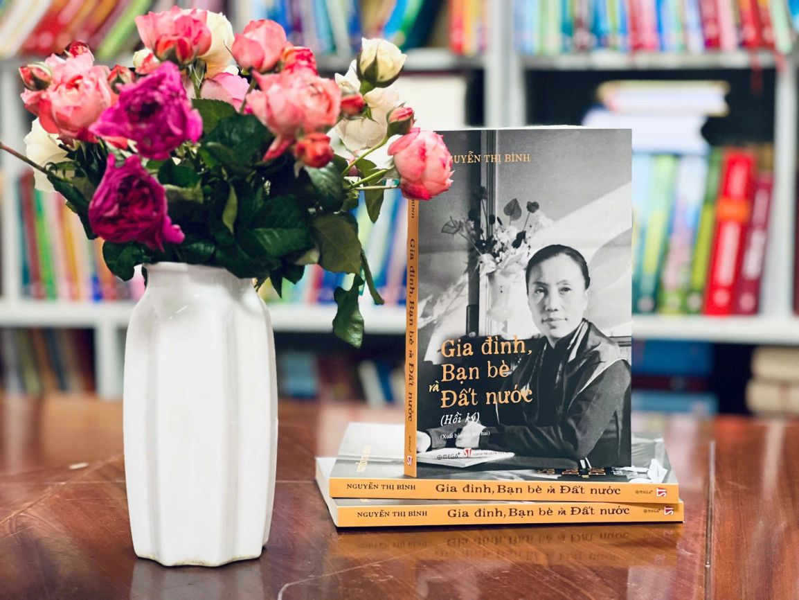 Cuốn sách “Gia đình, bạn bè và đất nước” là một hiện tượng của năm 2025.  Ảnh: Nhà xuất bản