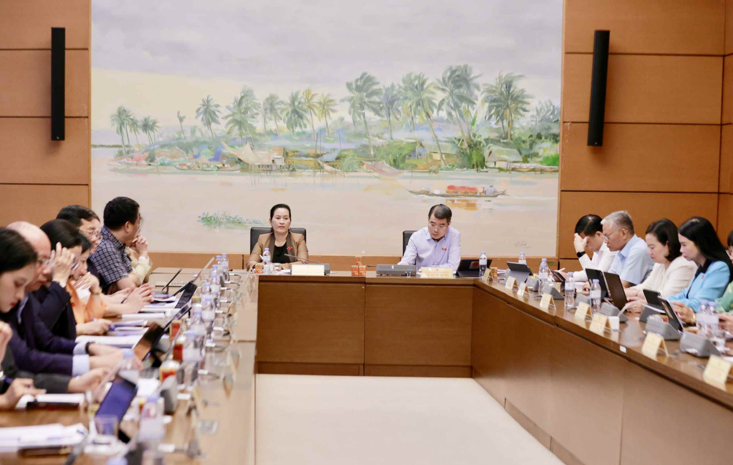 Politburo member, Prime Minister Le Minh Hung attends the group discussion session on socio-economic development plans. Photo: Pham Dong