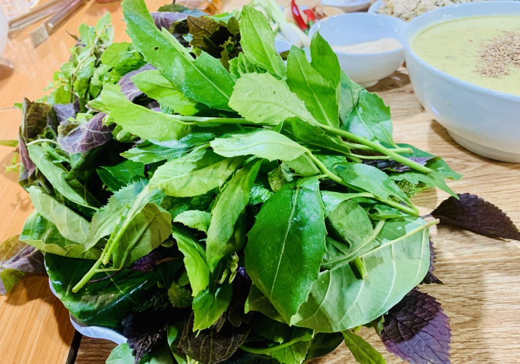 Rau ăn gỏi cá mòi. Ảnh: Kỳ Lâm