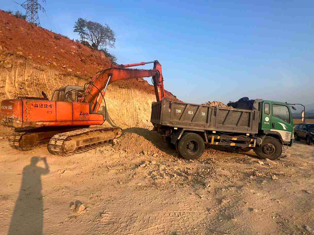 Cơ quan công an điều tra dấu hiệu khai thác đất trái phép quy mô lớn tại Khánh Hòa. Ảnh: Hữu Long